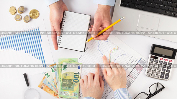 top view people discussing finances manners. Стоковое фото, агентство Ingram Publishing / Фотобанк Лори