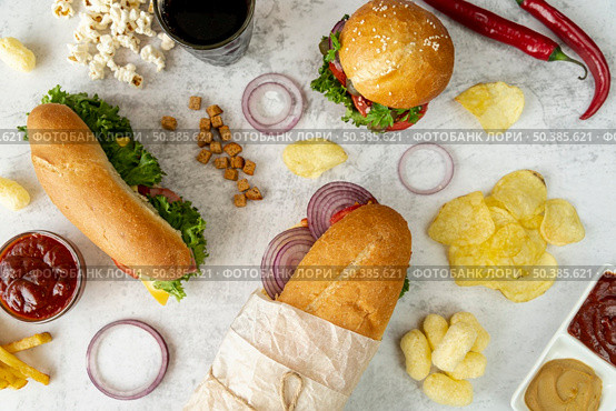 top view sandwiches hamburger. Стоковое фото, агентство Ingram Publishing / Фотобанк Лори