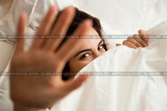 top view woman hiding sheets home. Стоковое фото, агентство Ingram Publishing / Фотобанк Лори
