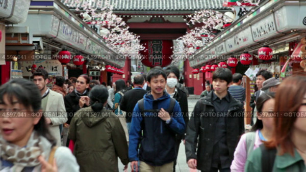 Торговая улица Nakamise-dori с сувенирными лавками, в районе Asakusa, Токио, Япония (2013 год). Редакционное видео, видеограф Кекяляйнен Андрей / Фотобанк Лори