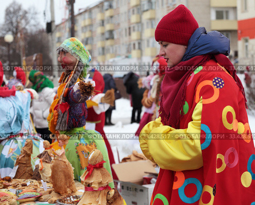 Торговка соими цветными блинами. Масленица в Заводоуковске (2020 год). Редакционное фото, фотограф Анатолий Матвейчук / Фотобанк Лори