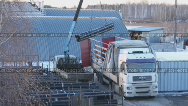 Торговля складирование и отгрузка рулонов сетки для дорожного покрытия (2017 год). Редакционное видео, видеограф Алексей Сергеев / Фотобанк Лори