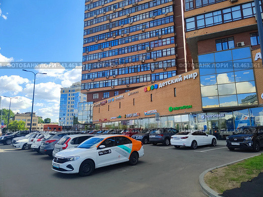 Торговый центр  в Москве, каршеринговый делимобиль на парковке (2024 год). Редакционное фото, фотограф Ирина Терентьева / Фотобанк Лори