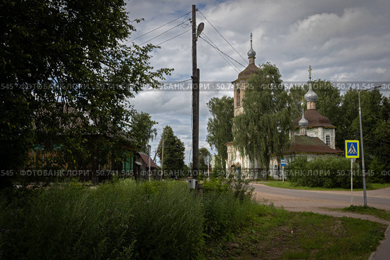 Торопец. Вид на улицу и церковь Рождества Богородицы. Стоковое фото, фотограф Дмитрий Киселёв / Фотобанк Лори