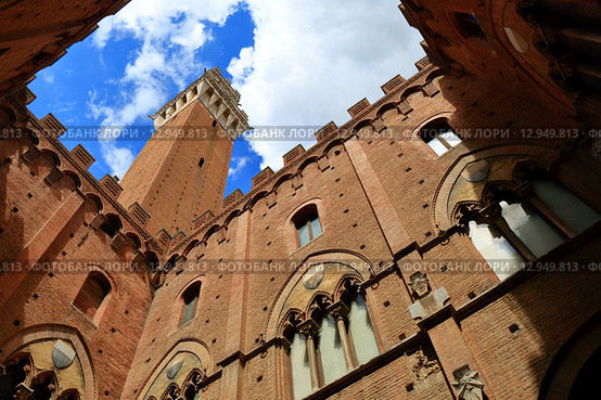 Torre del Mangia and Palazzo Pubblico, средневековая архитектура (2015 год). Стоковое фото, фотограф Александр Степанов / Фотобанк Лори