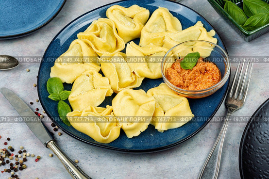 Tortellini with fresh basil leaves, Italian food or filled dumplings. Tortelli or tortelloni, Italian pasta, ravioli.. Tortelloni pasta, italian traditional pasta. Стоковое фото, агентство Ingram Publishing / Фотобанк Лори