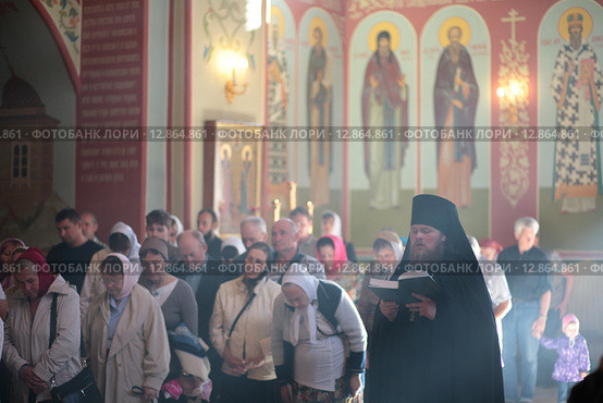 Торжества в Николо-Пешношском монастыре, всенощное бдение в Сергиевском храме (2015 год). Редакционное фото, фотограф Дмитрий Неумоин / Фотобанк Лори