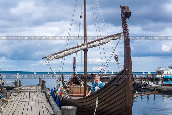 Tourist aboard a modern replica of ancient viking longship. Стоковое фото, фотограф Евгений Харитонов / Фотобанк Лори