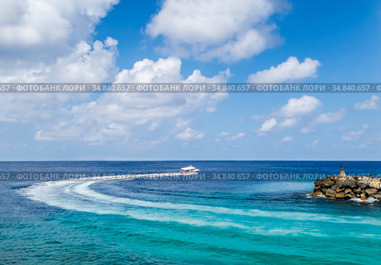 Tourist boat rounding a rocky cape with a lighthouse in the Maldives (2017 год). Стоковое фото, фотограф Сергей Фролов / Фотобанк Лори