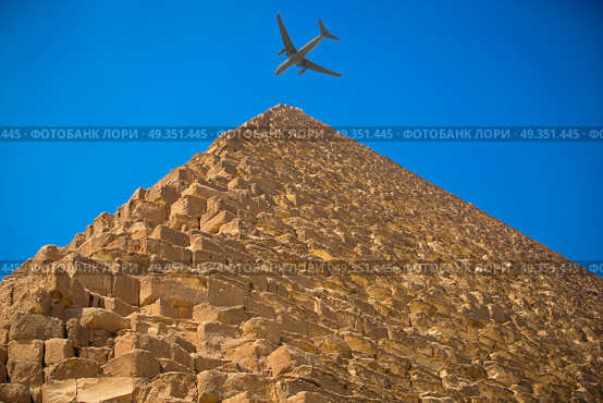 tourist plane flies over the pyramids of Cairo Egypt.  pyramids of Giza, in Egypt. Стоковое фото, агентство Ingram Publishing / Фотобанк Лори