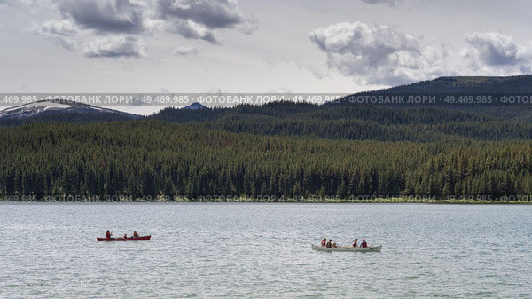 Tourists boating in Malign Lake, Maligne Canyon, Jasper National Park, Jasper, Alberta, Canada. Стоковое фото, агентство Ingram Publishing / Фотобанк Лори