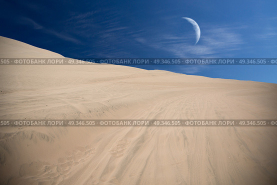 Tourists travel through the dunes in the Atacama Desert. Oasis of Huacachina, Peru, South America. moon shines. Стоковое фото, агентство Ingram Publishing / Фотобанк Лори