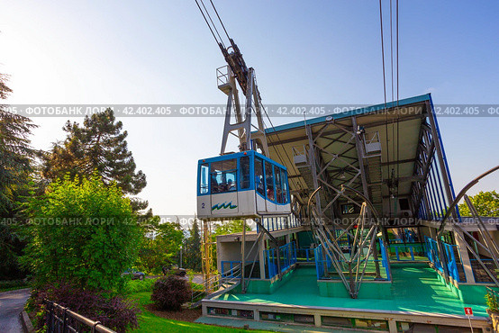 Tourists visiting Borgo Maggiore on cableway at San Marino (2014 год). Редакционное фото, фотограф Олег Жуков / Фотобанк Лори