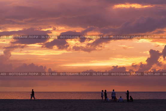 Tourists walk the Dalit Beach of Sabah (2019 год). Редакционное фото, фотограф EugeneSergeev / Фотобанк Лори
