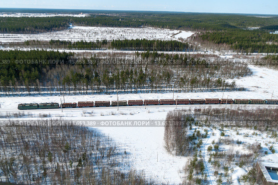 Товарный поезд среди заснеженных лесов Карелии. Стоковое фото, фотограф Кекяляйнен Андрей / Фотобанк Лори