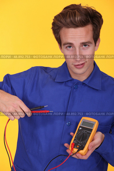 Tradesman posing with a multitester. Стоковое фото, агентство Ingram Publishing / Фотобанк Лори