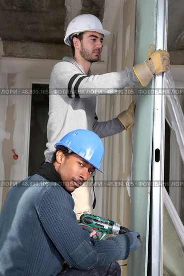 Tradesmen installing drywall. Стоковое фото, агентство Ingram Publishing / Фотобанк Лори