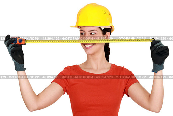 Tradeswoman using a measuring tape. Стоковое фото, агентство Ingram Publishing / Фотобанк Лори