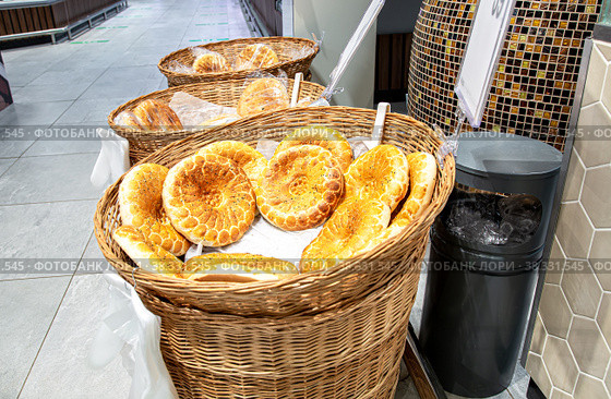 Traditional appetizing uzbek flatbreads with sesame seeds. Стоковое фото, фотограф FotograFF / Фотобанк Лори