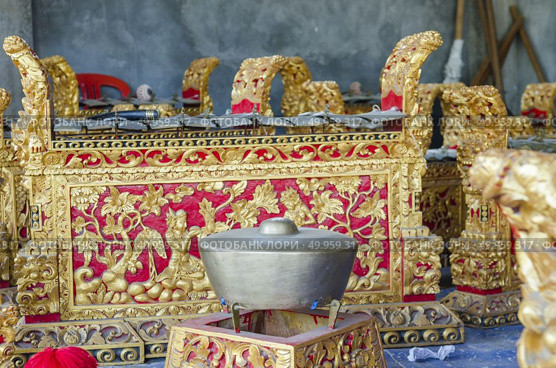 Traditional Balinese musical percussion instrument - brass xylophone Jegog with hammer, part of orchestra Gamelan. Arts, Music and culture of Bali and Indonesian people and asian travel backgrounds. Стоковое фото, агентство Ingram Publishing / Фотобанк Лори