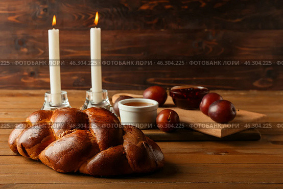Traditional challah bread with glowing candles on wooden background. Shabbat Shalom. Стоковое фото, фотограф Pixel_shot / Фотобанк Лори