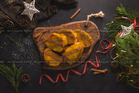 Traditional Christmas Rabanadas with egg yolk cream and cinnamon. Spanish Torrijas close up on the countertop. Стоковое фото, агентство Ingram Publishing / Фотобанк Лори