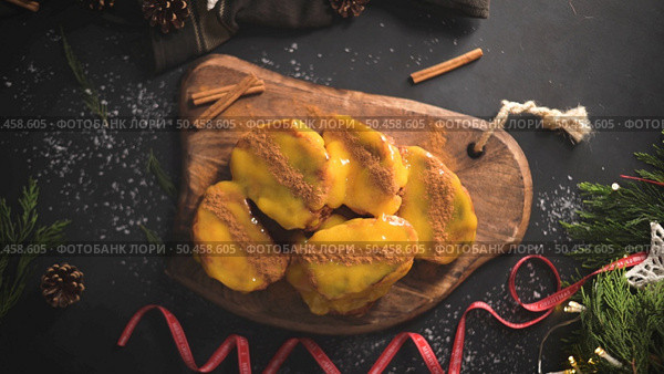 Traditional Christmas Rabanadas with egg yolk cream and cinnamon. Spanish Torrijas close up on the countertop. Стоковое фото, агентство Ingram Publishing / Фотобанк Лори