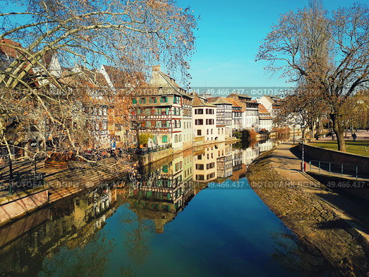 Traditional half-timbered houses on picturesque canals in La Petite France, the medieval fairytale town of Strasbourg, UNESCO World Heritage Site, Alsace, France. Стоковое фото, агентство Ingram Publishing / Фотобанк Лори