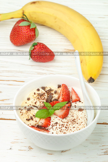 Traditional healthy Breakfast. Natural yogurt with strawberries, banana and chocolate. Selective focus. Стоковое фото, фотограф Виктория Панченко / Фотобанк Лори