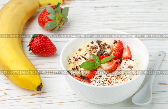Traditional healthy Breakfast. Natural yogurt with strawberries, banana and chocolate. Selective focus. Стоковое фото, фотограф Виктория Панченко / Фотобанк Лори