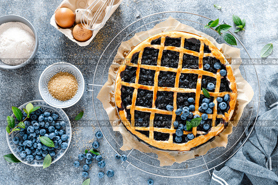 Traditional homemade american blueberry pie with lattice pastry, top view. Стоковое фото, агентство Ingram Publishing / Фотобанк Лори