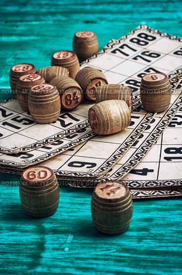 traditional legacy of the ancient Board game Lotto on wooden background. Стоковое фото, агентство Ingram Publishing / Фотобанк Лори