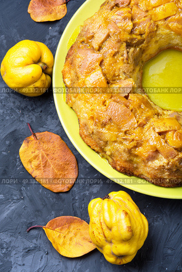 traditional pies quince tarts. autumn homemade baked cake with ripe quince. Стоковое фото, агентство Ingram Publishing / Фотобанк Лори