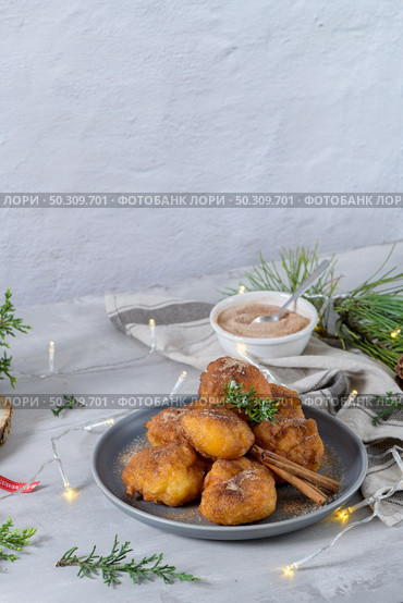 Traditional portuguese Christmas sweets Sonhos with sugar and cinnamon on kitchen countertop. Стоковое фото, агентство Ingram Publishing / Фотобанк Лори