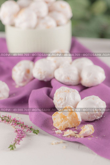 Traditional portuguese sweets beijinhos, regional sweet from Pombal, Portugal. Стоковое фото, агентство Ingram Publishing / Фотобанк Лори
