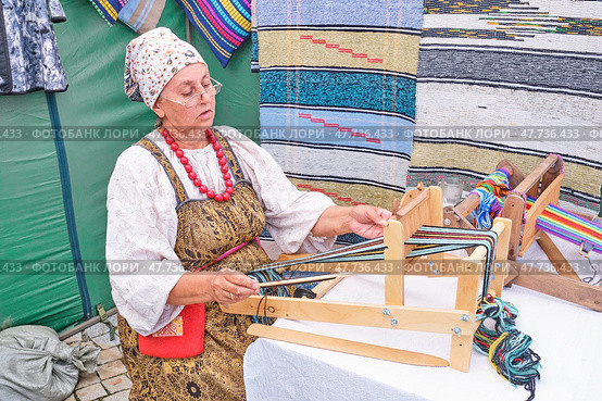 Traditional Russian Weaving at Irbit Fair, Russia (2023 год). Редакционное фото, фотограф Ирина Кононова / Фотобанк Лори