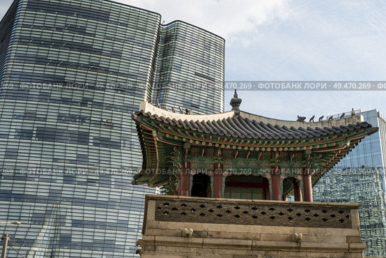 Traditional watchtower in front of skyscraper, Dongsibjagak Watchtower, Seoul, South Korea. Стоковое фото, агентство Ingram Publishing / Фотобанк Лори