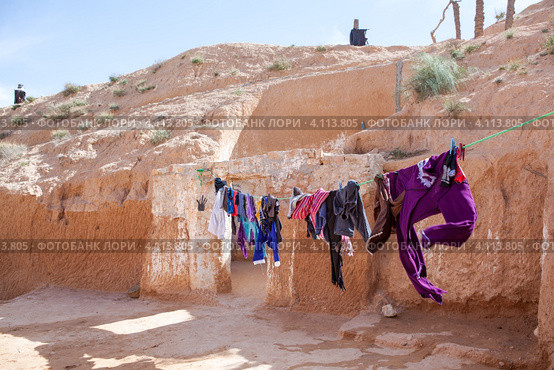 Традиционное жилище берберов, внутренний двор, Matmata, Tunisia (2012 год). Редакционное фото, фотограф Кекяляйнен Андрей / Фотобанк Лори