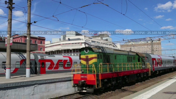 Train on Kazansky railway terminal ( Kazansky vokzal) and passengers -- is one of nine railway terminals in Moscow, Russia. Construction of the modern building according to the design by architect Alexey Shchusev started in 1913 and ended in 1940 (2017 год). Редакционное видео, видеограф Владимир Журавлев / Фотобанк Лори