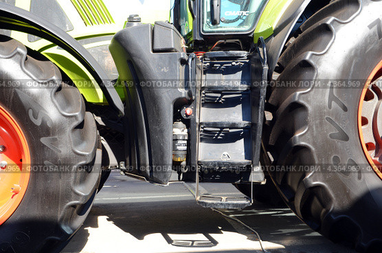 Трактор AXION 930 CLAAS. Агропромышленная выставка «Агротехнологии-2013» в выставочном центре «ВертолЭкспо». Ростов-на-Дону. Редакционное фото, фотограф Олег Пчелов / Фотобанк Лори