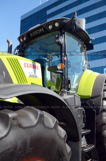 Трактор AXION 930 на фоне гостиницы ВертолОтель и синего неба. Агропромышленная выставка «Агротехнологии-2013» в выставочном центре «ВертолЭкспо». Ростов-на-Дону. Редакционное фото, фотограф Олег Пчелов / Фотобанк Лори