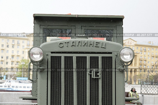 Трактор "Сталинец" (С-65) на выставке военной техники в Центральном парке культуры и отдыха им. М. Горького (2022 год). Редакционное фото, фотограф Free Wind / Фотобанк Лори
