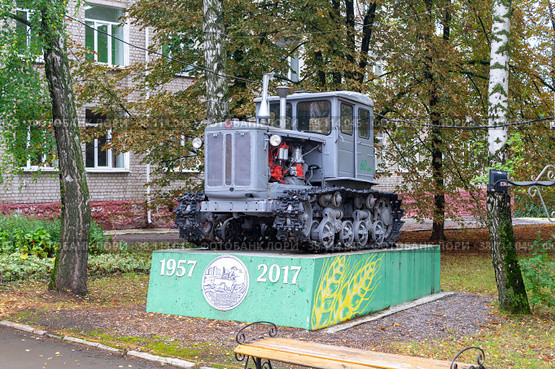 Трактор Т-74 в парке Механизаторов. Город Рязань (2022 год). Редакционное фото, фотограф Владимир Макеев / Фотобанк Лори