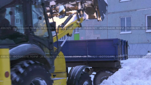 Трактор убирает снег с проезжей части. Tractor removes snow from the roadway. (2019 год). Редакционное видео, видеограф Евгений Романов / Фотобанк Лори