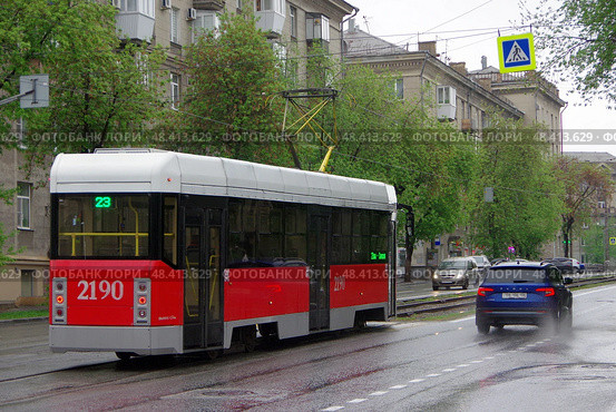 Трамвай 71-605РМ13 №2190, улица Октябрьская, город Магнитогорск, Челябинская область. Редакционное фото, фотограф Алексей Иванов / Фотобанк Лори