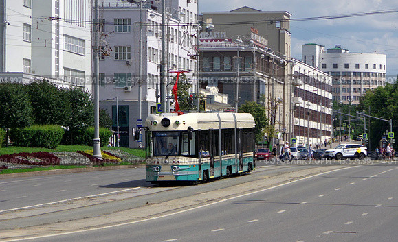 Трамвай УТМ 71-431Р «Достоевский», проспект Ленина, Екатеринбург (2024 год). Редакционное фото, фотограф Алексей Иванов / Фотобанк Лори