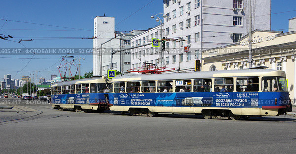 Трамвайный поезд из вагонов №181+№182, "Татра" T3SU. Екатеринбург, проспект Ленина. Редакционное фото, фотограф Алексей Иванов / Фотобанк Лори