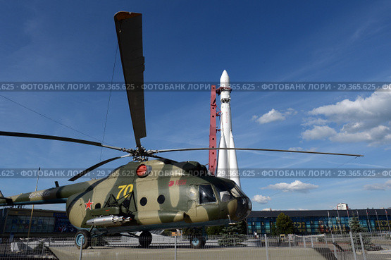 Транспортно-десантный вертолет Ми-8Т и космическая ракета "Восток" у павильона "Космос"на ВДНХ (2018 год). Редакционное фото, фотограф Free Wind / Фотобанк Лори