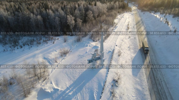 Трасса 57К-1103 (Северный широтный коридор) возле знака границы Европы и Азии в 5 км восточнее рабочего поселка Промысла Пермского края Российской Федерации (2021 год). Редакционное видео, видеограф ED / Фотобанк Лори