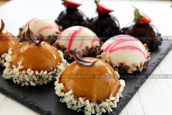 Tray with delicious catering cakes. Стоковое фото, агентство Ingram Publishing / Фотобанк Лори